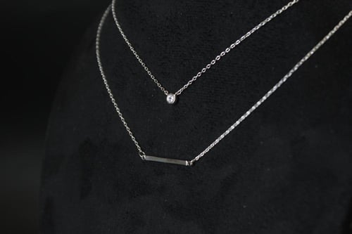 سلسال ناعم بطبقتين مطلي بالذهب الأبيض ومزين بالزرك...