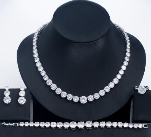 Elegant set encrusted with zircon