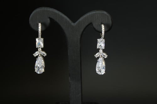 حلق فضي أنيق مرصع بالزركون