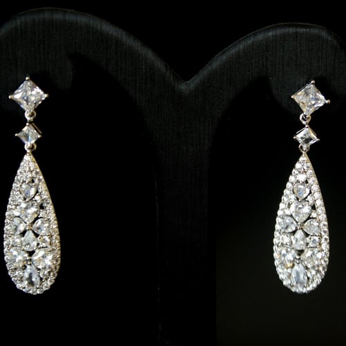 حلق فضي أنيق مرصع بالزركون