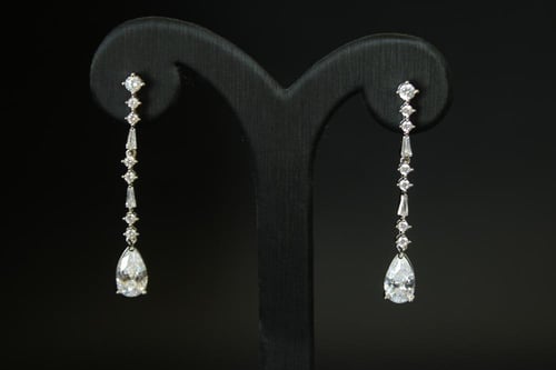 حلق فضي أنيق مرصع بالزركون