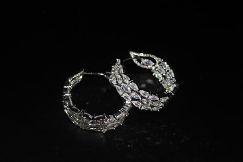 حلق بحجر الزركون مطلي بالروديوم