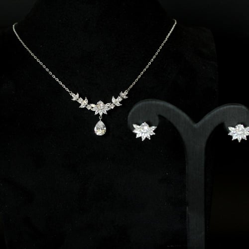 طقم زركون فاخر مطلي بالروديوم بلمسة لامعة تدوم