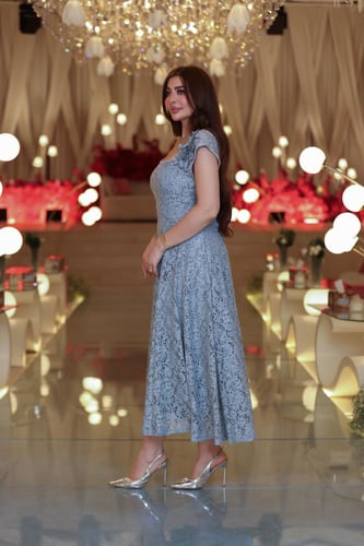 فستان دانتيل أزرق فخم – أناقة راقية بتفاصيل أنثوية