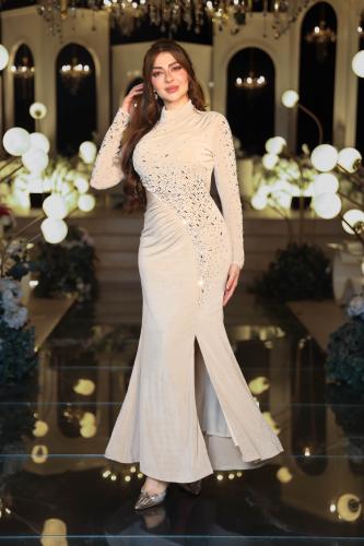 فستان بيج ملكي بتطريز كريستال وقصة ناعمة