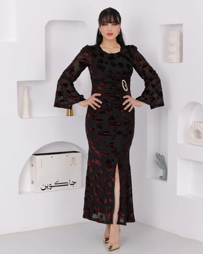 فستان أسود مزهر بلمسة أنثوية جريئة
