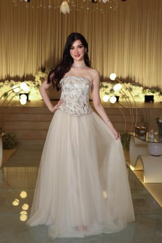 فستان أوف وايت ملكي وتطريز فاخر