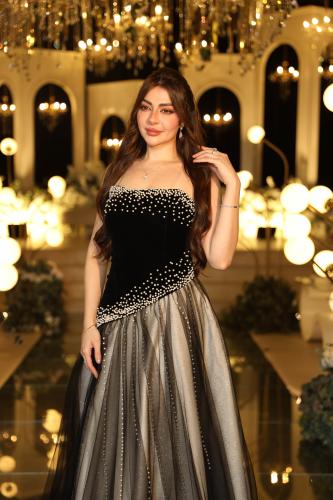 فستان أسود وفضي فخم بتطريز لؤلؤ وتنانير لامعة