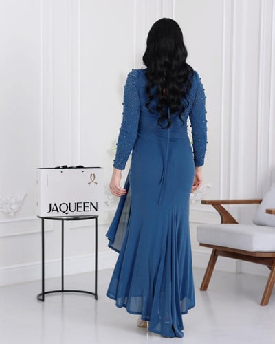 فستان أزرق ملكي بقصة أنيقة وانسيابية