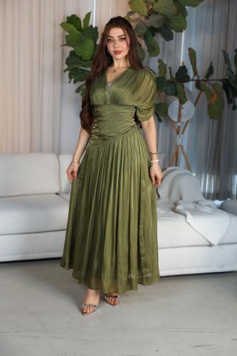 فستان زيتي بتصميم أنثوي فاخر