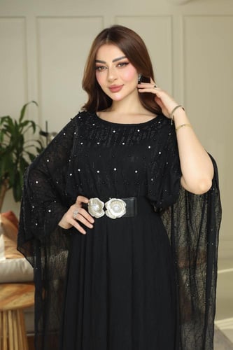 فستان أسود واسع بتصميم انسيابي وحزام مزخرف
