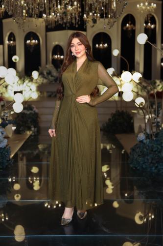 فستان زيتي بتصميم ناعم ولمسات لامعة