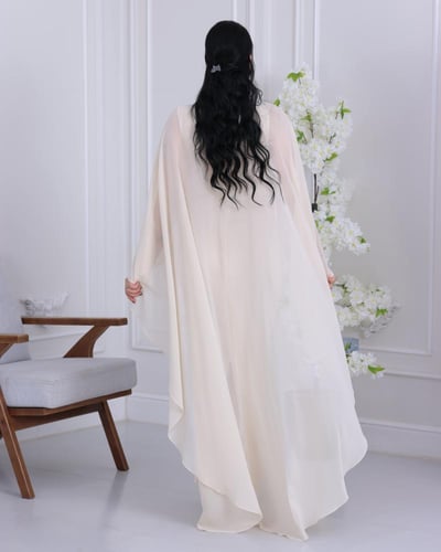 فستان بيج فاتح فخم بتطريز لامع وطبقة شيفون انسيابي...