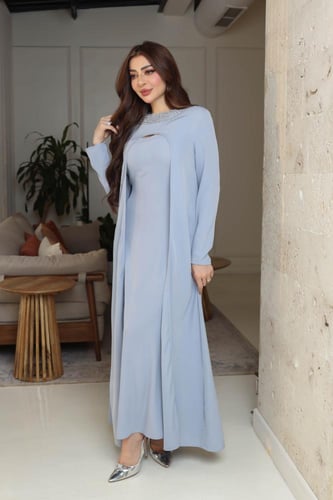 جلابية رصاصي فاتح بتصميم أنثوي انسيابي