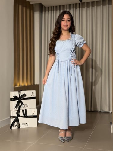 فستان أزرق ناعم بتصميم أنثوي راقٍ