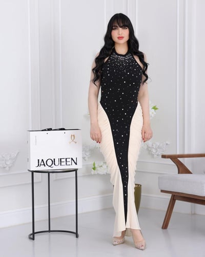 فستان أسود وبيج بتصميم جريء وفاخر