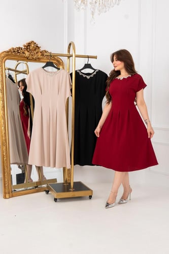 فستان عودي بتطريز كريستال على الرقبة