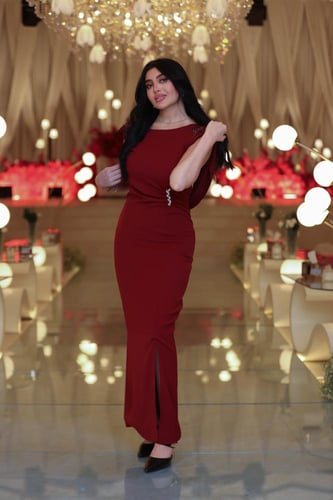 فستان عنابي بتصميم أنثوي راقٍ