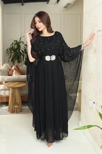 فستان أسود واسع بتصميم انسيابي وحزام مزخرف
