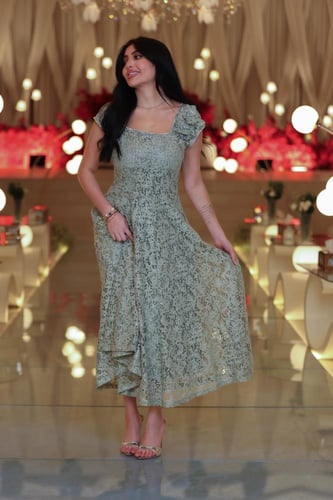 فستان دانتيل تفاحي فخم – أناقة راقية بتفاصيل أنثوي...