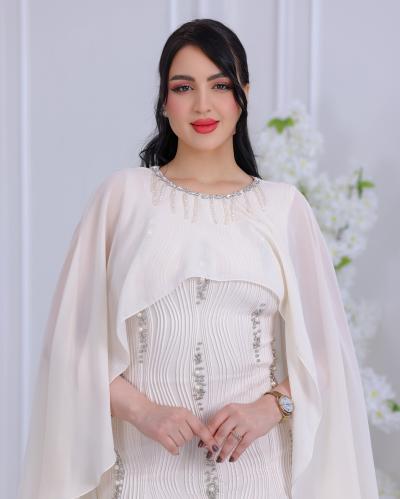 فستان بيج فاتح فخم بتطريز لامع وطبقة شيفون انسيابي...