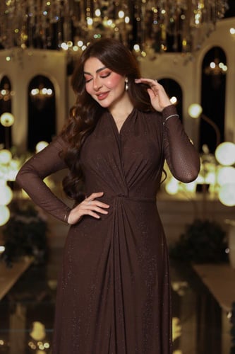 فستان بني أنيق بلمعة هادئة وتصميم ملتف
