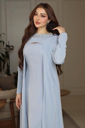 جلابية رصاصي فاتح بتصميم أنثوي انسيابي