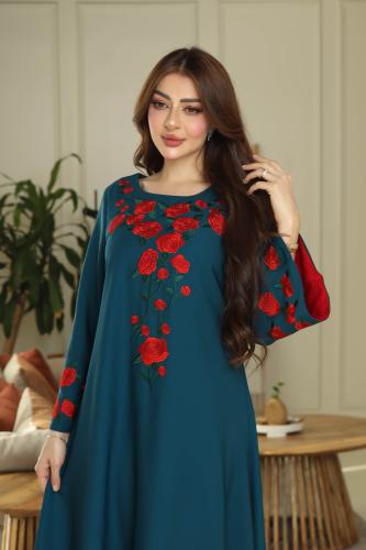 جلابية بترولي بتطريز ورود حمراء فاخرة