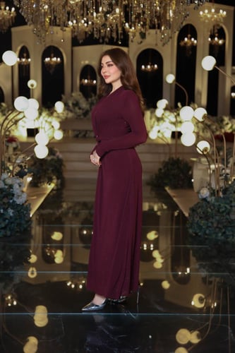 فستان عنابي ملكي بتفصيل ناعم ولمعة أنيقة