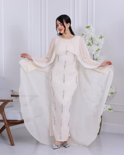 فستان بيج فاتح فخم بتطريز لامع وطبقة شيفون انسيابي...