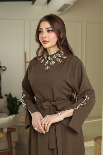 جلابيه بني بتطريز فخم ورباط خصر أنيق