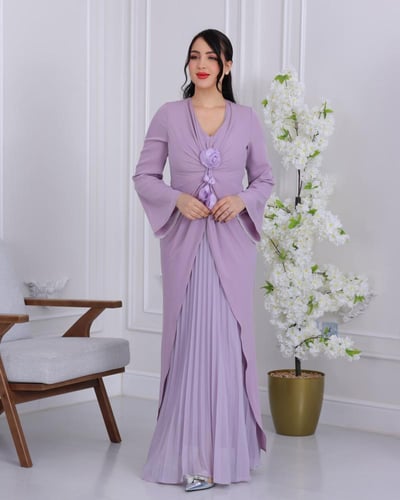 فستان موف ناعم بتصميم طبقات ووردة أنثوية