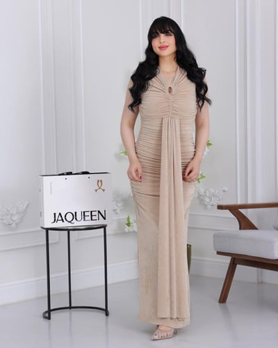 فستان راقٍ بقصة أنثوية جذابة