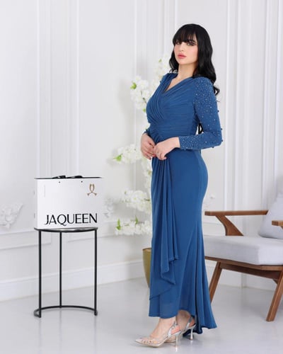 فستان أزرق ملكي بقصة أنيقة وانسيابية