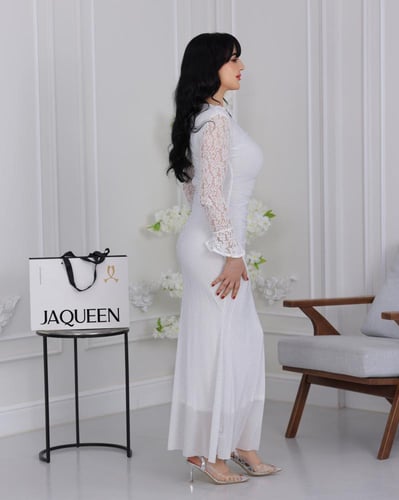 فستان أبيض دانتيل بتصميم أنثوي ناعم