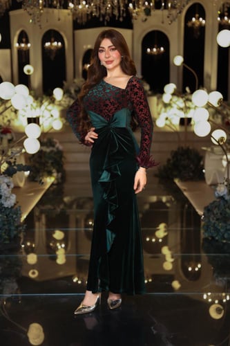 فستان مخمل أخضر ملكي بكتف مكشوف وتطريز زهري