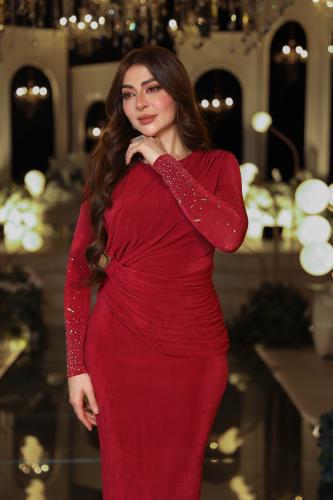 فستان أحمر ملكي بتفاصيل كريستالية وأكمام طويلة