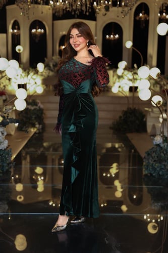 فستان مخمل أخضر ملكي بكتف مكشوف وتطريز زهري