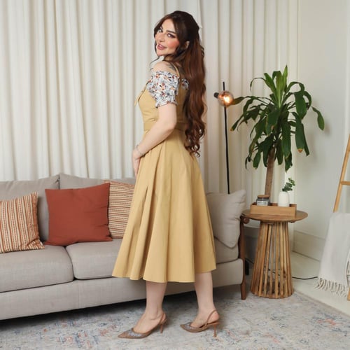 فستان ميدي بلون أصفر وأكمام مشجرة