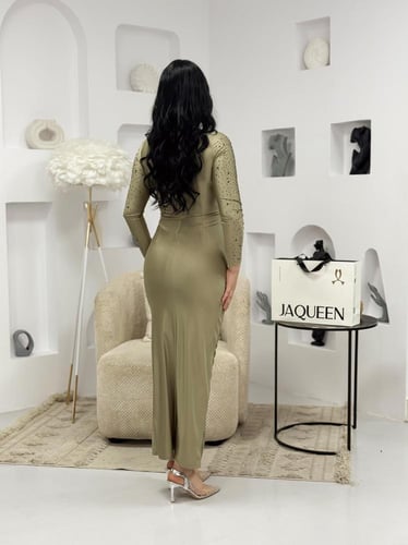 فستان بلون الزيتوني الفاتح بتصميم درابيه أنيق