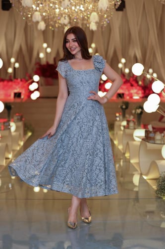 فستان دانتيل أزرق فخم – أناقة راقية بتفاصيل أنثوية