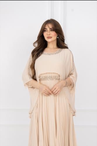 فستان أنثوي راقي بتصميم انسيابي ناعم ولمسات فخمة ت...