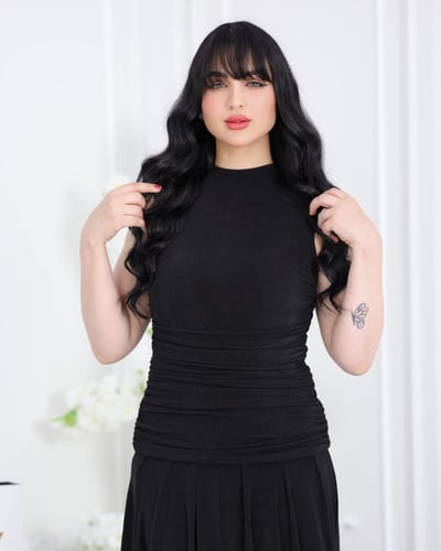 فستان أسود ميدي بتصميم ناعم وكلاسيكي