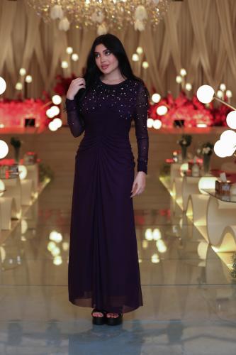 فستان بنفسجي أنيق بتطريز لامع وأكمام شفافة