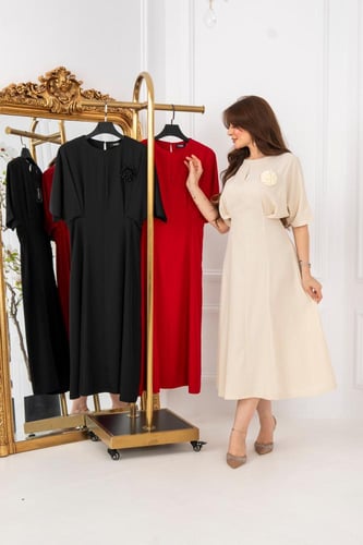 فستان ناعم بتفصيلة وردة أنيقة