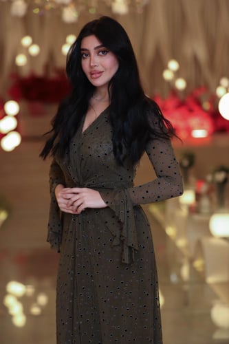 فستان زيتي أنيق منقط بقصة ناعمة وأكمام واسعة