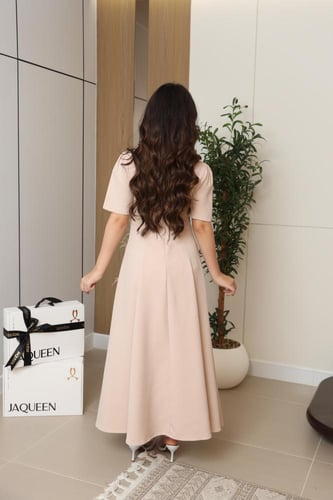 فستان بيج مطرز بتفاصيل ريش أنثوية ناعمة