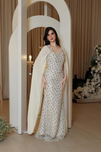 فستان أوف وايت مطرّز ملكي