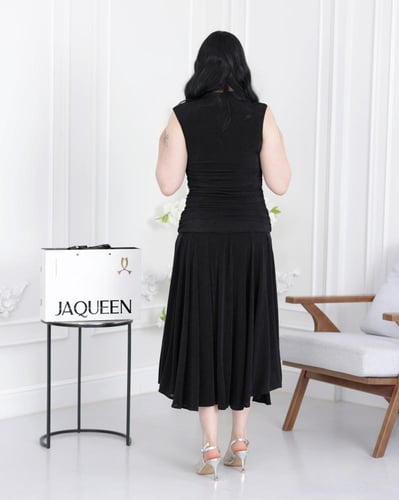 فستان أسود ميدي بتصميم ناعم وكلاسيكي