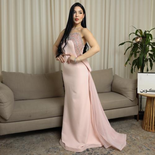 فستان وردي أنيق بتطريز كريستالي فاخر ولمسة انسيابي...